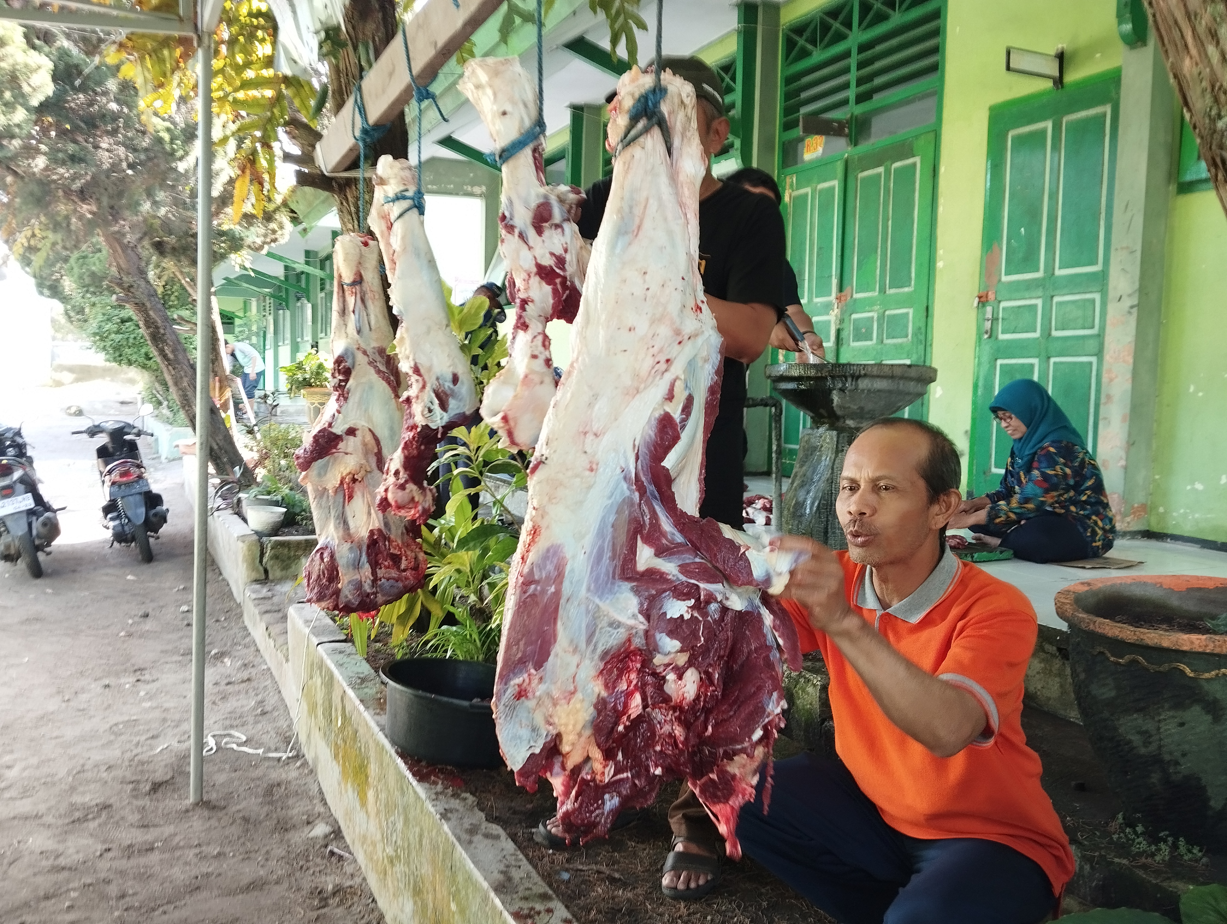 Perayaan Idul Adha 1446H di SMP Negeri 2 Ngancar, Gemakan Takbir, Shalat Ied dan Berbagi