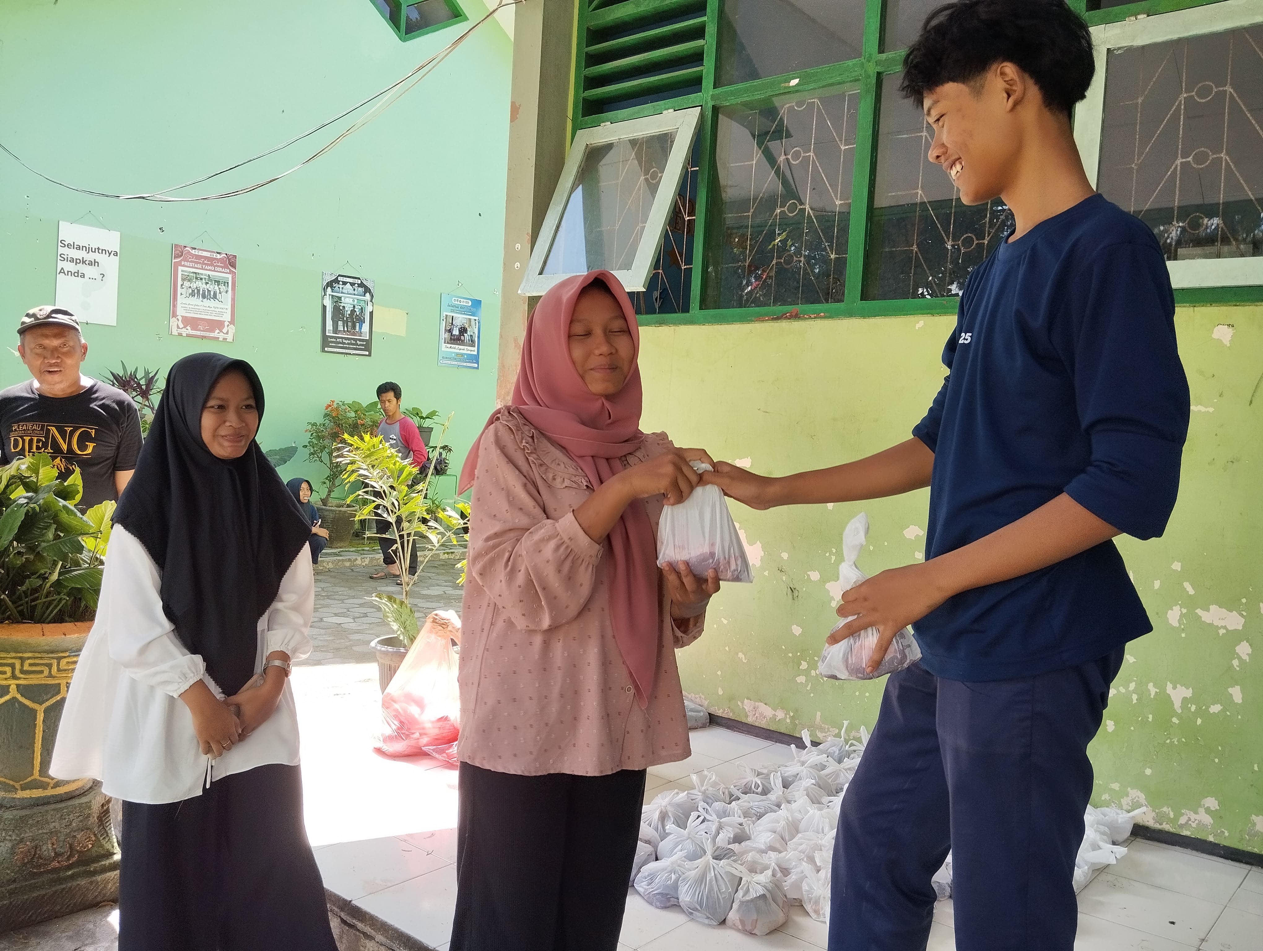 Perayaan Idul Adha 1446H di SMP Negeri 2 Ngancar, Gemakan Takbir, Shalat Ied dan Berbagi