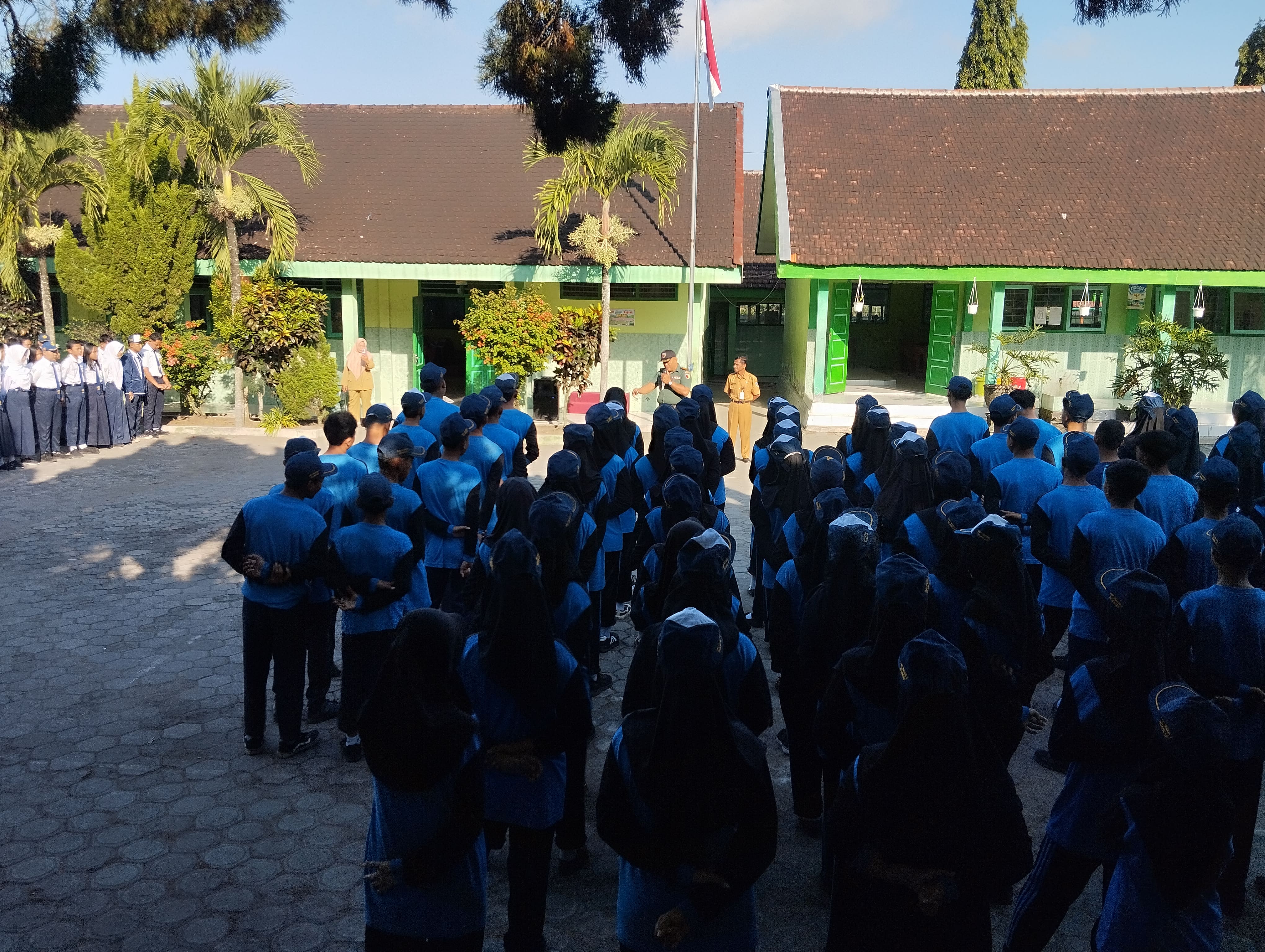 SMPN 2 Ngancar Tanamkan Disiplin dan Nasionalisme Lewat Latihan Baris-Berbaris Bersama Koramil