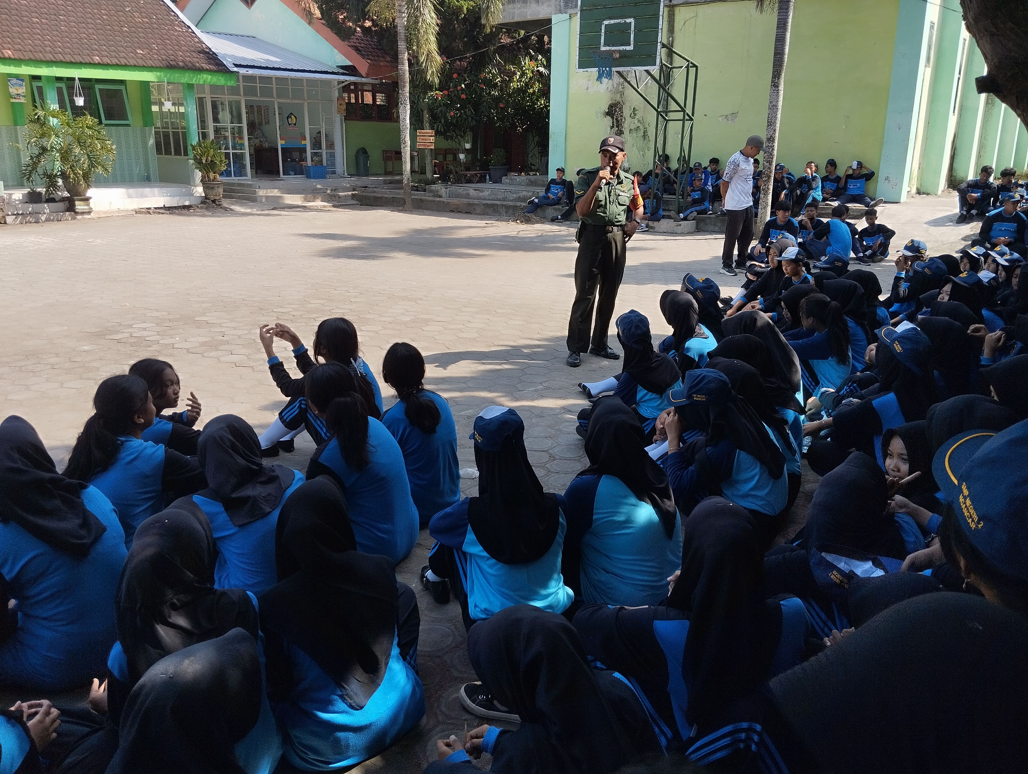 SMPN 2 Ngancar Tanamkan Disiplin dan Nasionalisme Lewat Latihan Baris-Berbaris Bersama Koramil