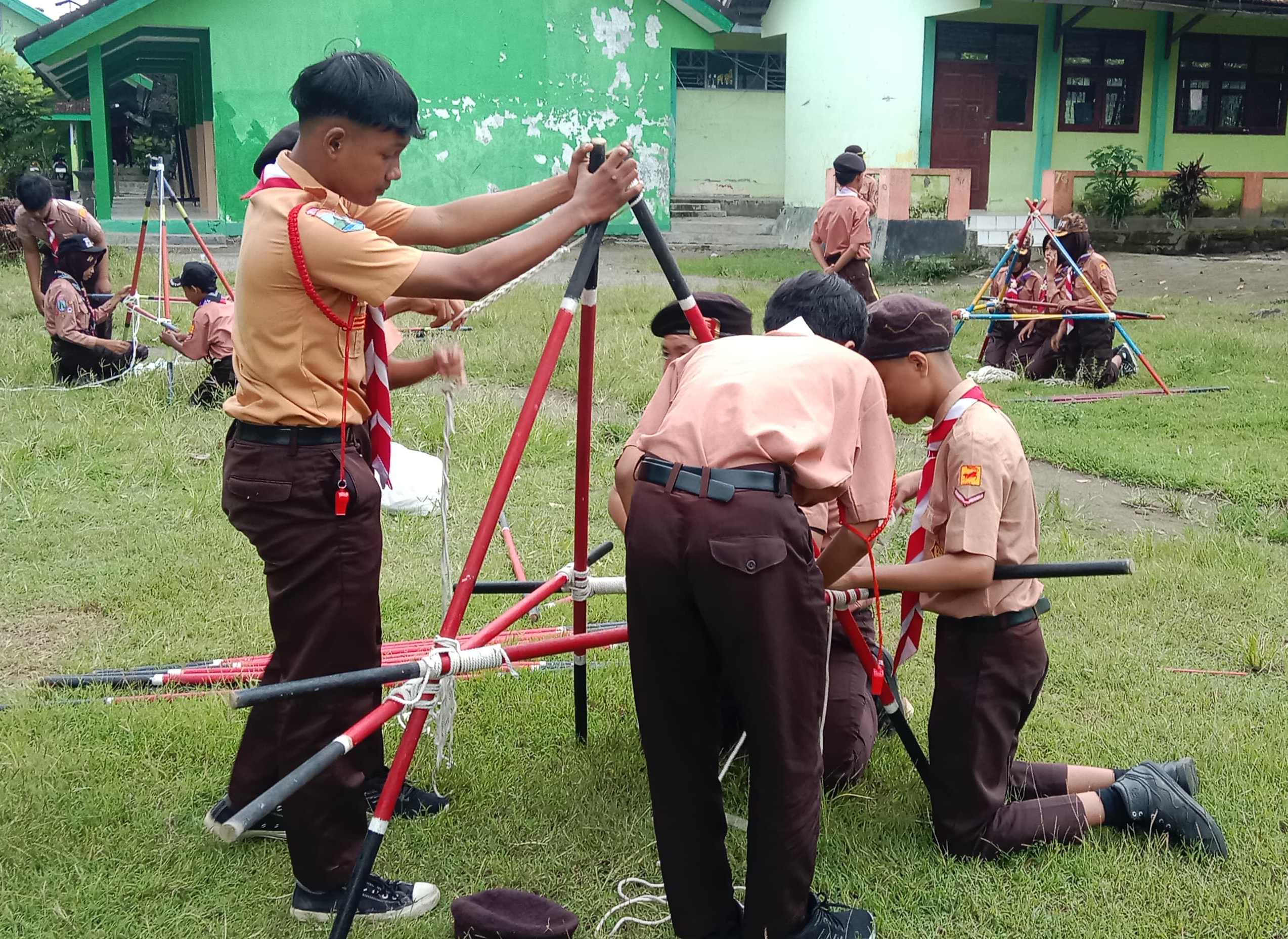 Semangat Kebersamaan SMPN 2 Ngancar di Latihan Gabungan Pramuka di SMPN 1 Ringinrejo Semangat Kebersamaan SMPN 2 Ngancar di Latihan Gabungan Pramuka di SMPN 1 Ringinrejo