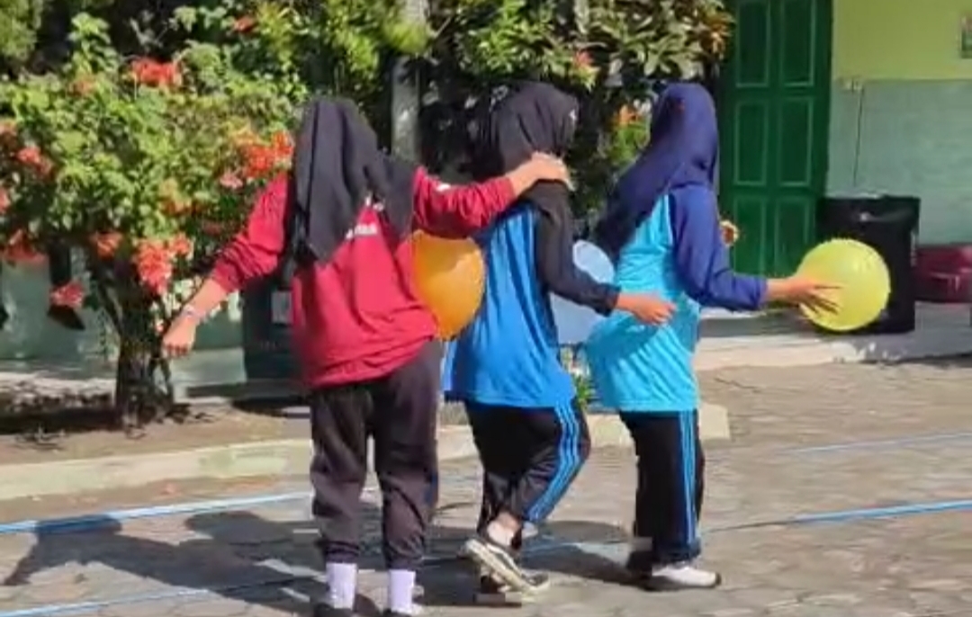 Meriahnya Peringatan HUT ke-80 RI di SMP Negeri 2 Ngancar, Lomba Antar Kelas Penuh Kreativitas dan Semangat Kebangsaan Meriahnya Peringatan HUT ke-80 RI di SMP Negeri 2 Ngancar, Lomba Antar Kelas Penuh Kreativitas dan Semangat Kebangsaan
