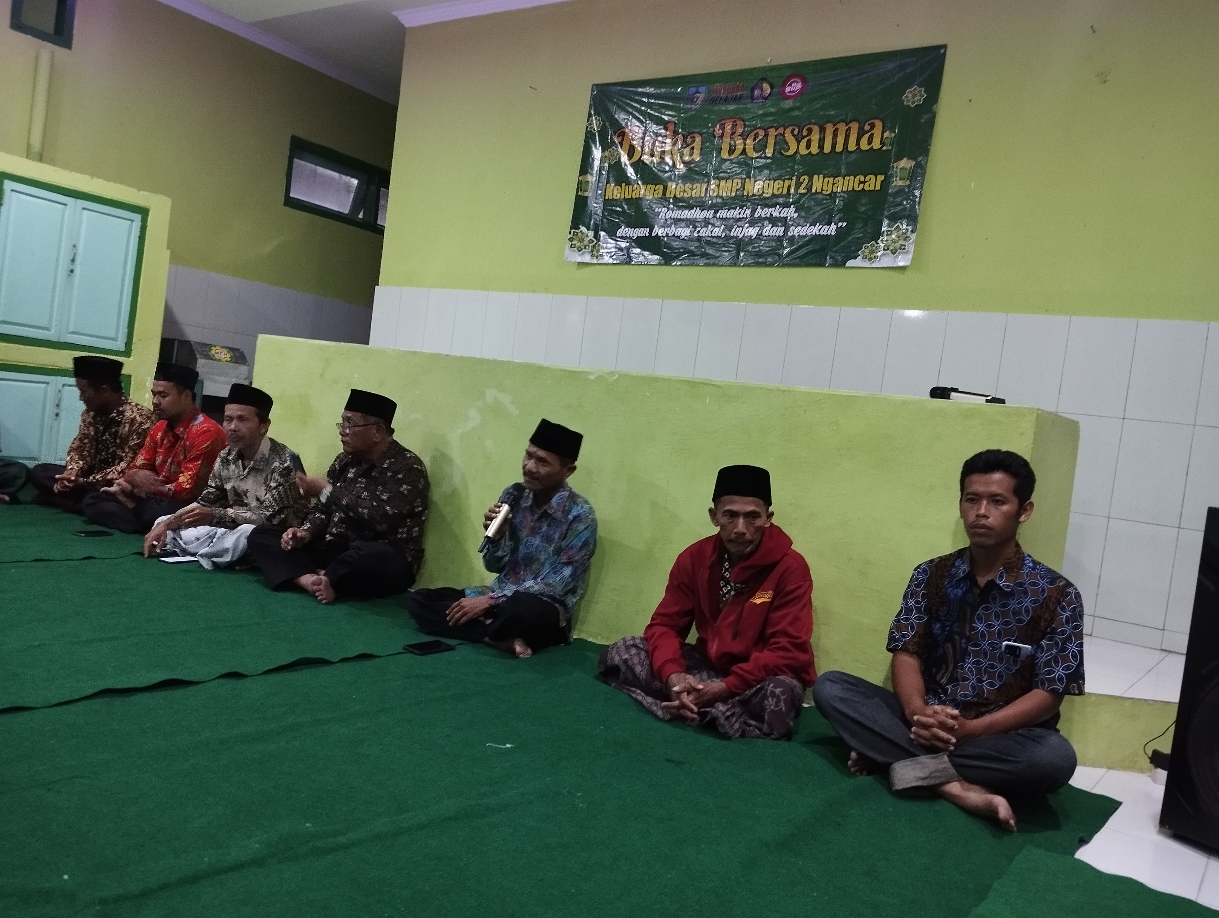 Kebersamaan yang Menyentuh di SMPN 2 Ngancar Saat Buka Bersama Kebersamaan yang Menyentuh di SMPN 2 Ngancar Saat Buka Bersama