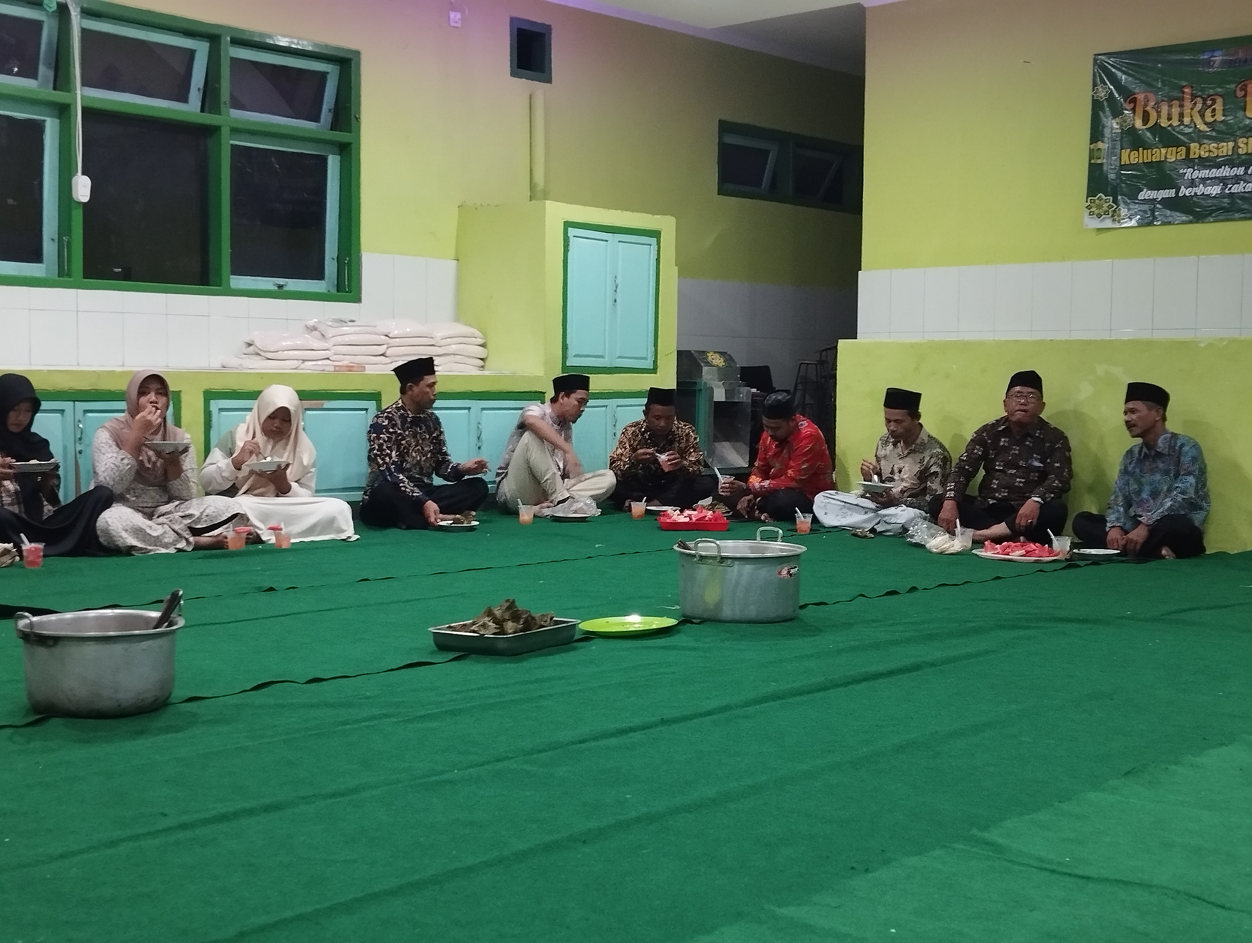 Kebersamaan yang Menyentuh di SMPN 2 Ngancar Saat Buka Bersama Kebersamaan yang Menyentuh di SMPN 2 Ngancar Saat Buka Bersama