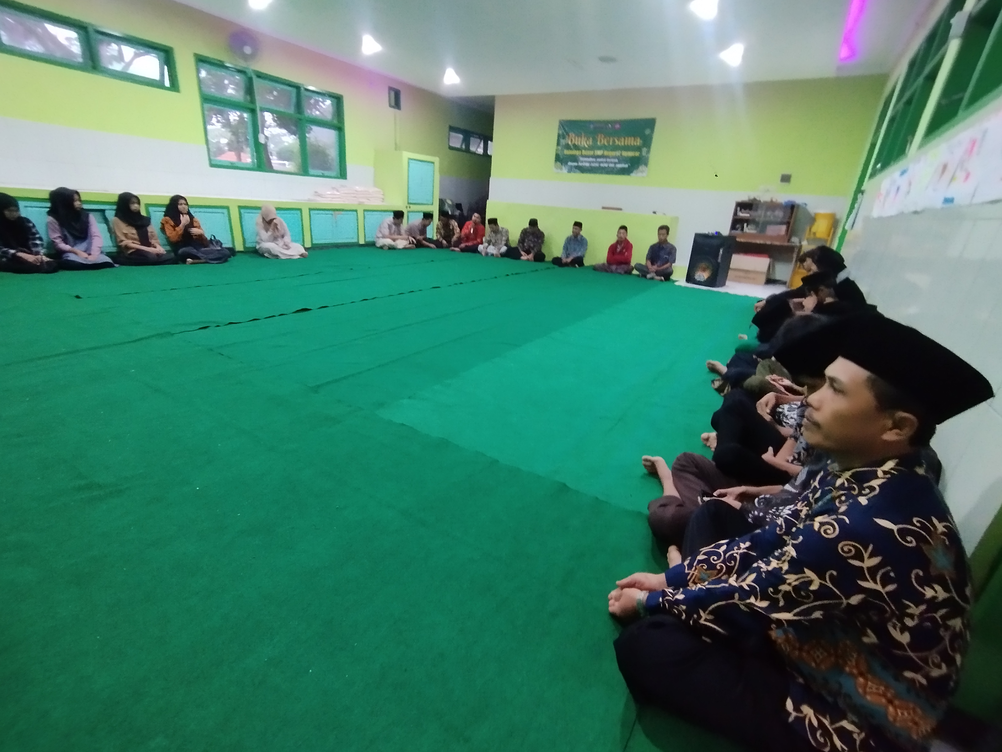 Kebersamaan yang Menyentuh di SMPN 2 Ngancar Saat Buka Bersama Kebersamaan yang Menyentuh di SMPN 2 Ngancar Saat Buka Bersama