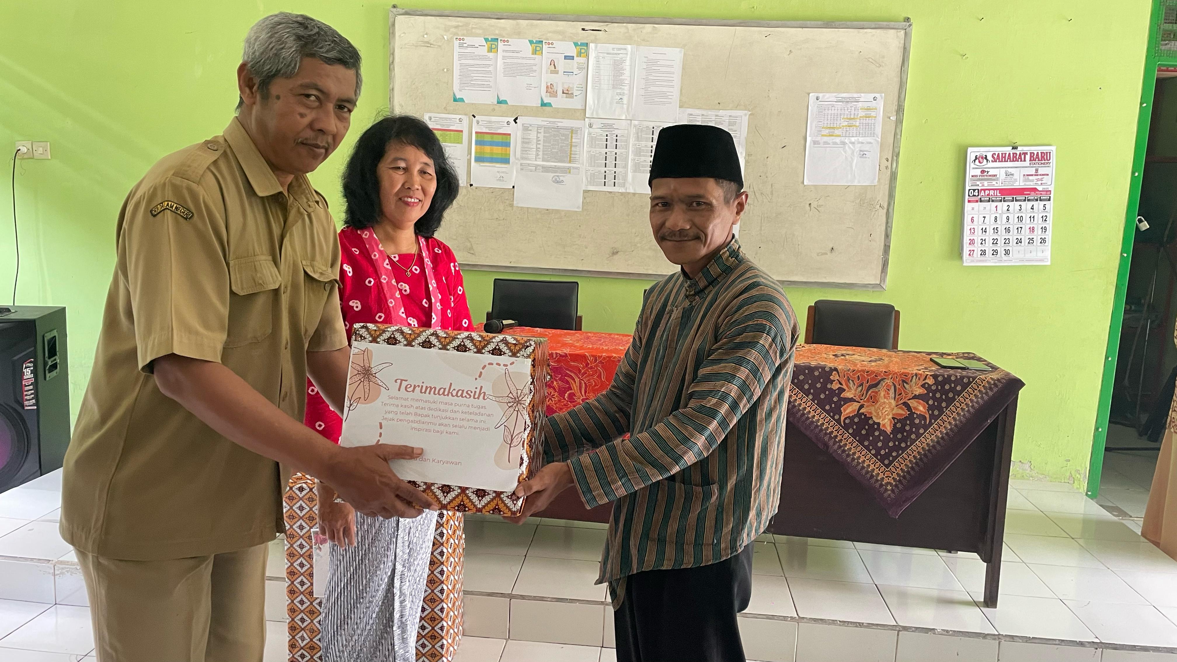 Peringatan Hari Kartini 2025 dan Perpisahan Guru SMP Negeri 2 Ngancar Peringatan Hari Kartini 2025 dan Perpisahan Guru SMP Negeri 2 Ngancar