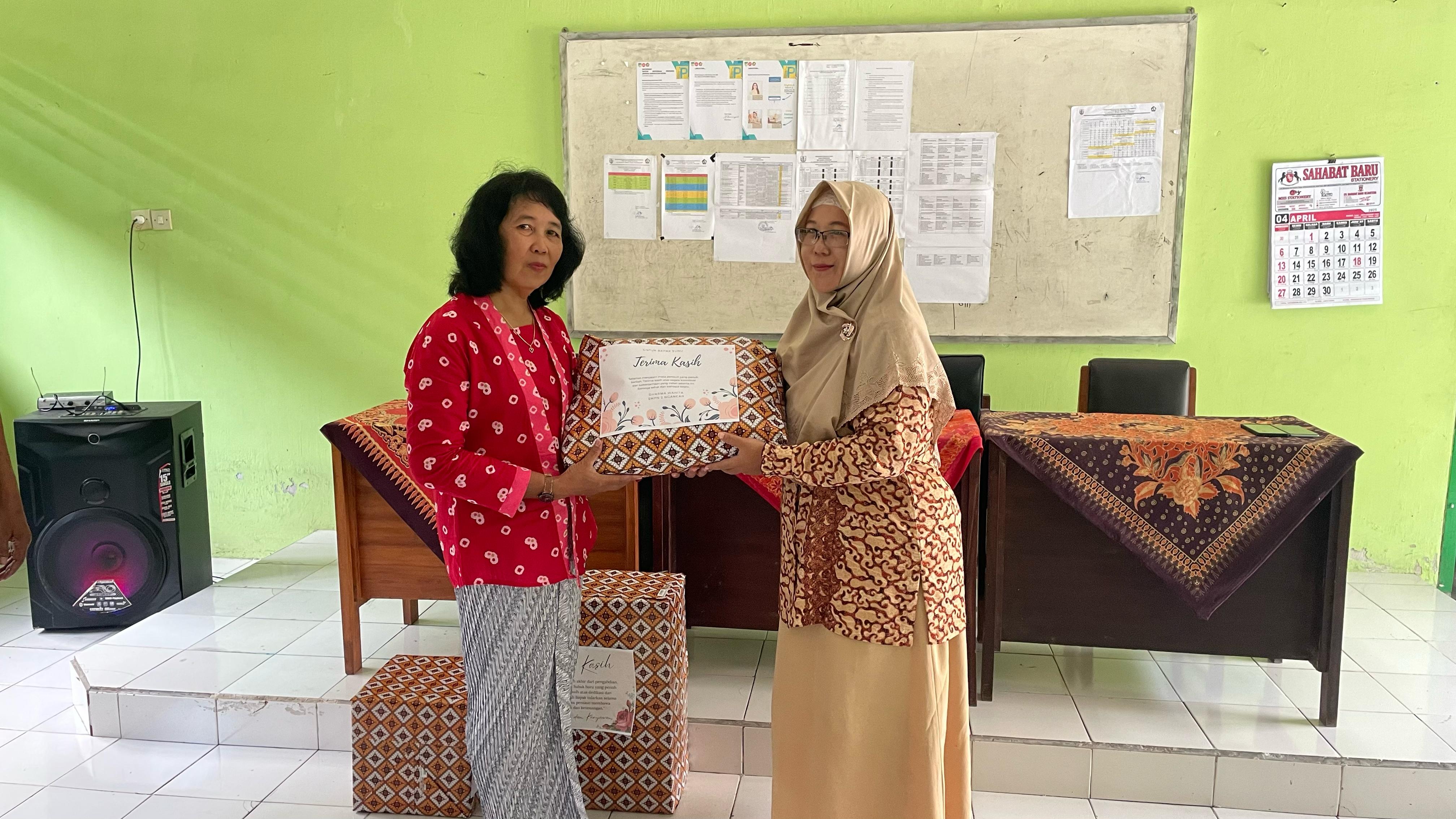 Peringatan Hari Kartini 2025 dan Perpisahan Guru SMP Negeri 2 Ngancar Peringatan Hari Kartini 2025 dan Perpisahan Guru SMP Negeri 2 Ngancar