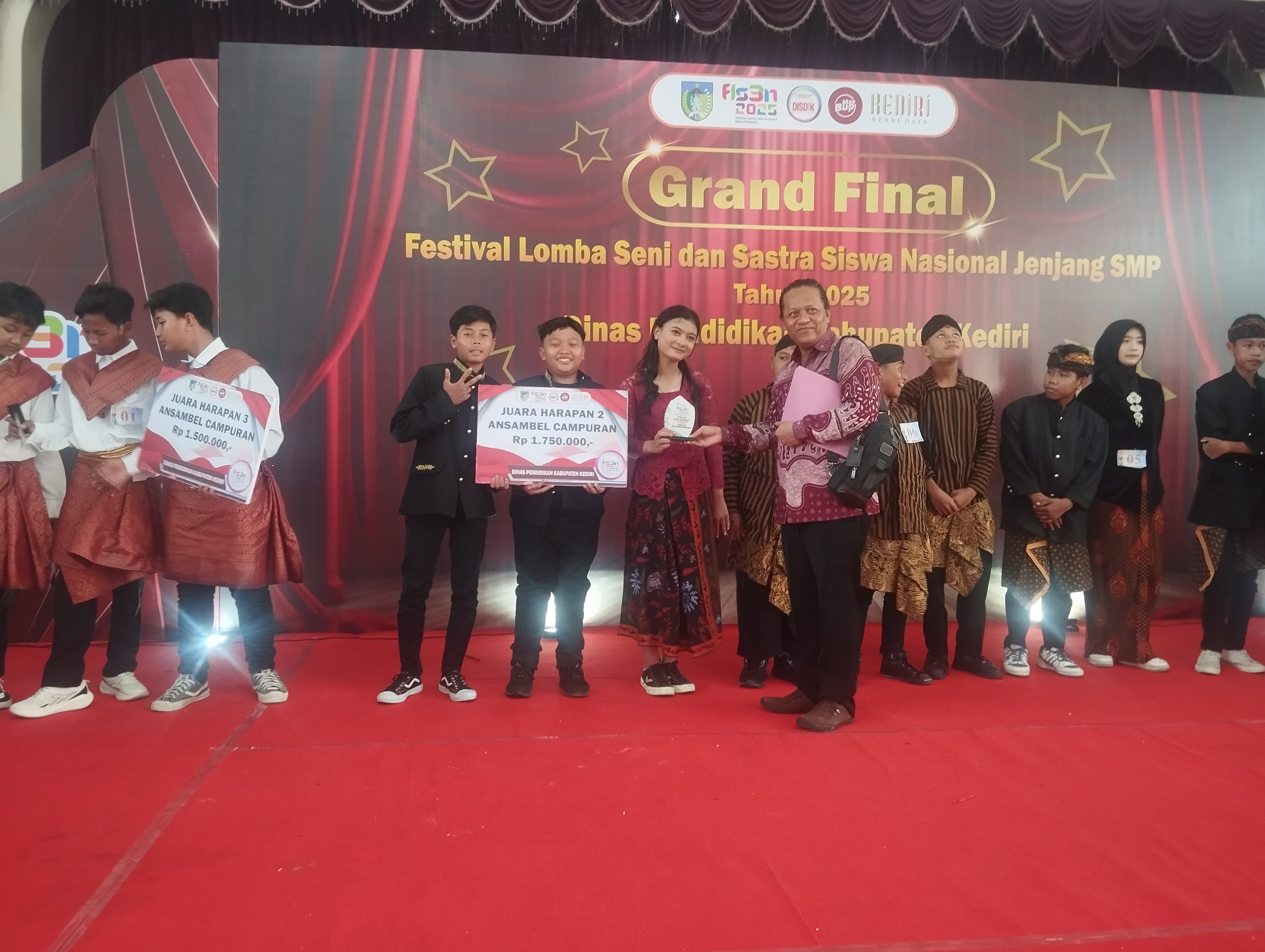 SMP Negeri 2 Ngancar Berjaya di Grandfinal FLS3N, Raih Juara Harapan 2 Ensambel Campuran SMP Negeri 2 Ngancar Berjaya di Grandfinal FLS3N, Raih Juara Harapan 2 Ensambel Campuran