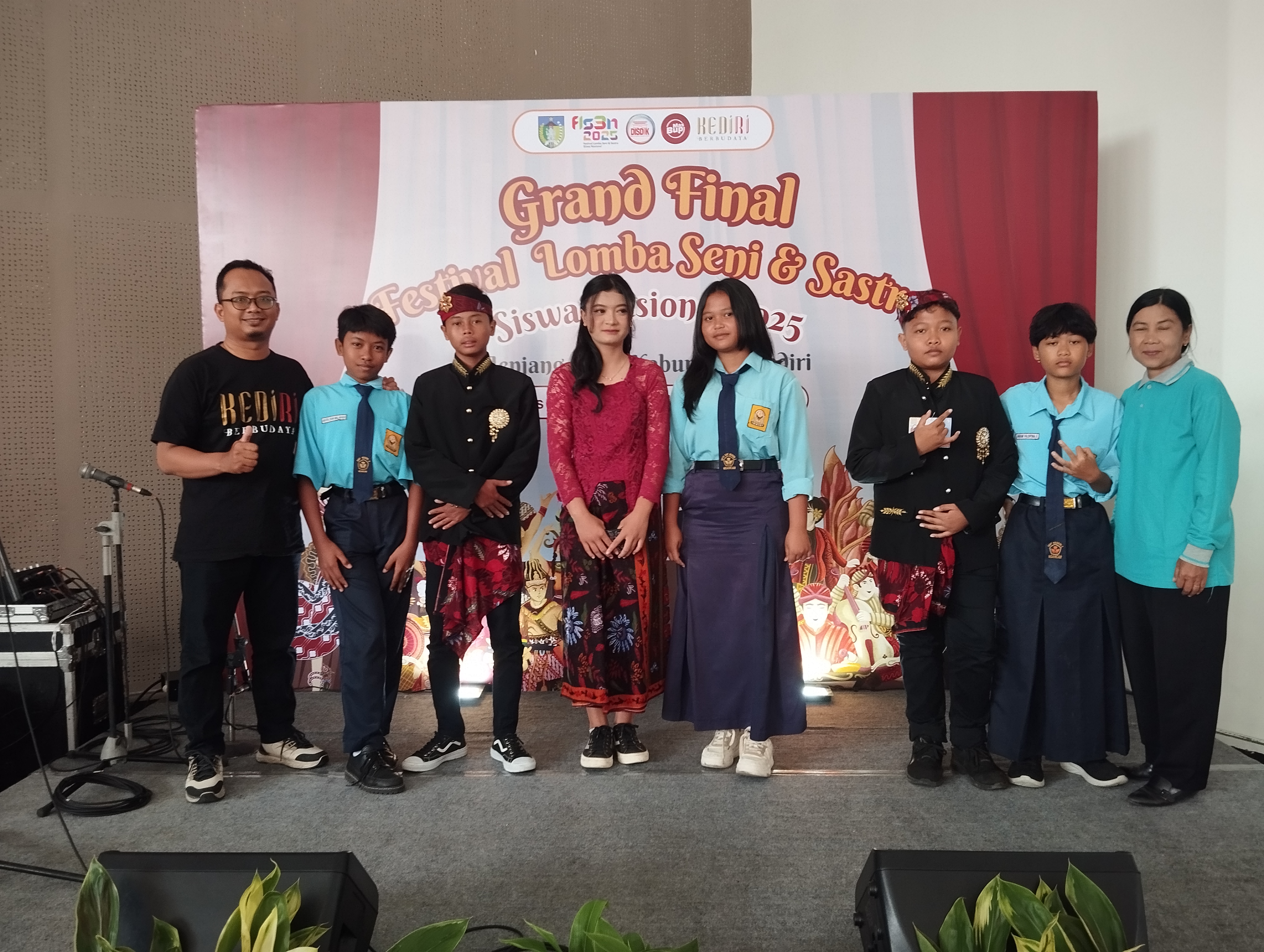 SMP Negeri 2 Ngancar Berjaya di Grandfinal FLS3N, Raih Juara Harapan 2 Ensambel Campuran SMP Negeri 2 Ngancar Berjaya di Grandfinal FLS3N, Raih Juara Harapan 2 Ensambel Campuran